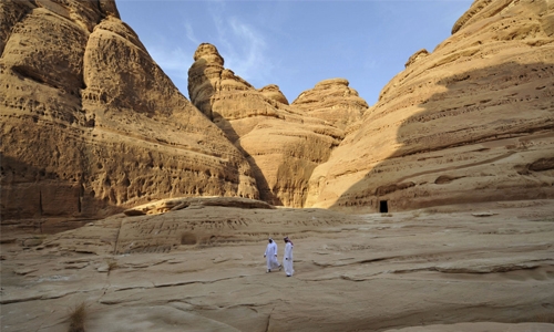 Saudi authorities bust trio digging for treasure