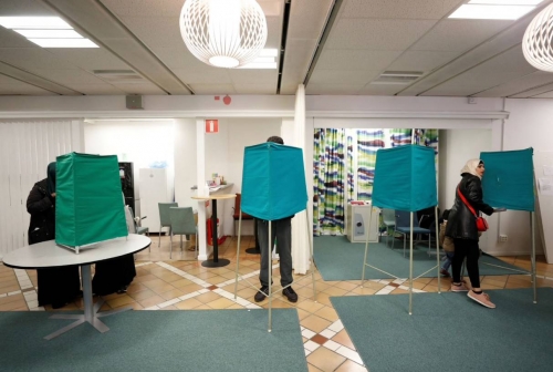 Swedes head to polls in close-run election