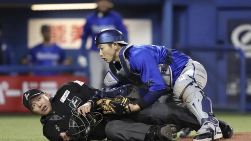 Japanese Baseball Considers Crackdown on Dangerous Swings After Umpire Suffers Severe Head Injury Japanese Baseball Considers Crackdown on Dangerous Swings After Umpire Suffers Severe Head Injury