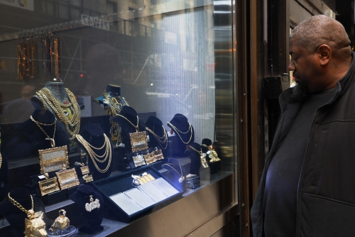 Gold hits high, stocks retreat as investors seek safety 