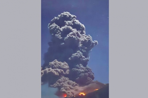 Philippine volcano eruption sends ash 2.5 kilometres into sky Philippine volcano eruption sends ash 2.5 kilometres into sky