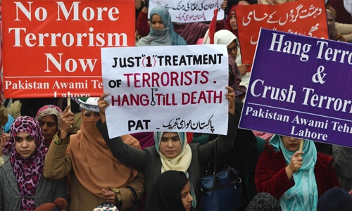 Pakistan hangs four militants