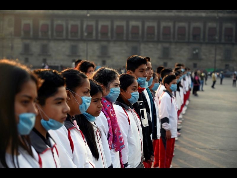 Life goes on under cloud of smog in Mexico City