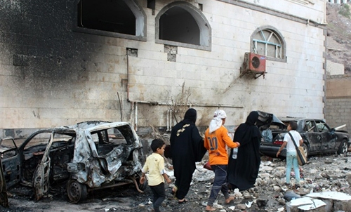 14 dead in Aden suicide bombing claimed by IS 14 dead in Aden suicide bombing claimed by IS