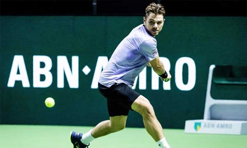 Wawrinka through as Paire switches off