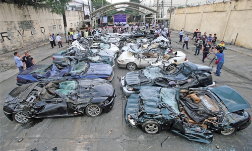 Philippines crushes cars in graft warning Philippines crushes cars in graft warning