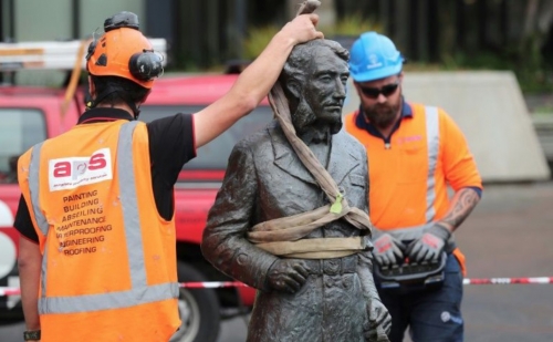 New Zealand removes statue of controversial colonist