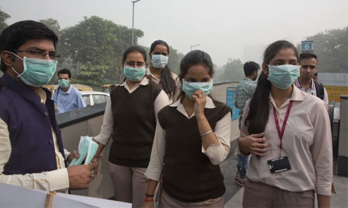 Residents offered masks as Delhi chokes on smog Residents offered masks as Delhi chokes on smog