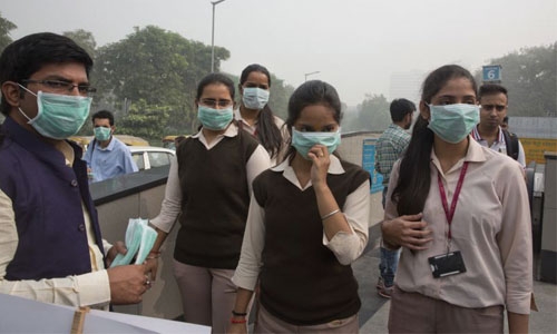 Residents offered masks  as Delhi chokes on smog