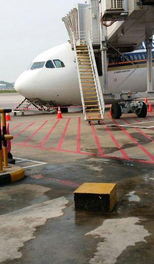 Singapore Airlines jet collapses during checks Singapore Airlines jet collapses during checks