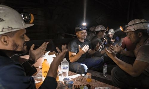 Muslim miners in Bosnia break fast underground