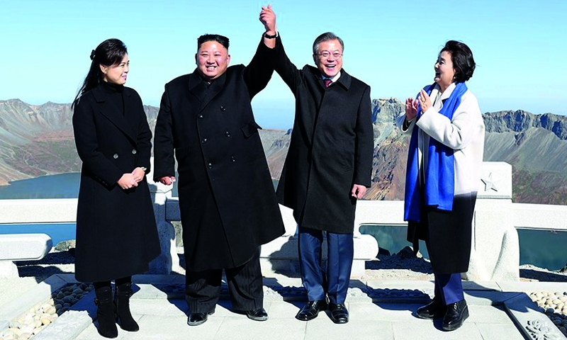 Two Koreas’ leaders in mountain show of unity 