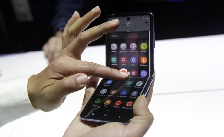 Samsung’s new foldable phone: Cheaper, but still a novelty