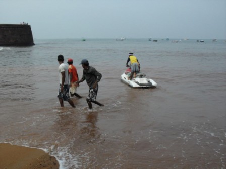 Fifteen held for smuggling migrants on water scooters Fifteen held for smuggling migrants on water scooters