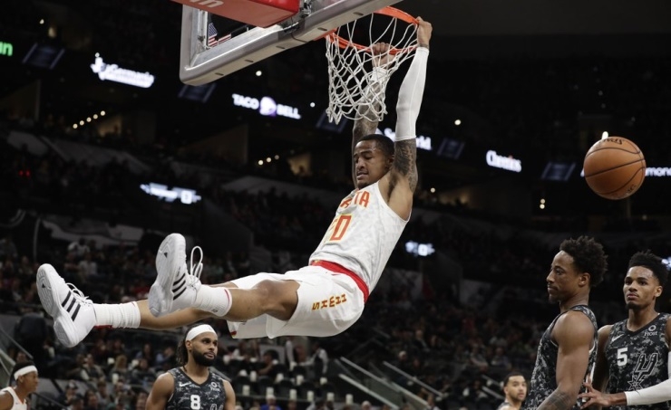 Hawks complete late rally to stun Spurs 121-120