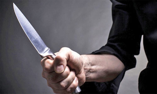 Woman narrowly escapes knife attack 