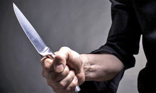 Woman narrowly escapes knife attack Woman narrowly escapes knife attack