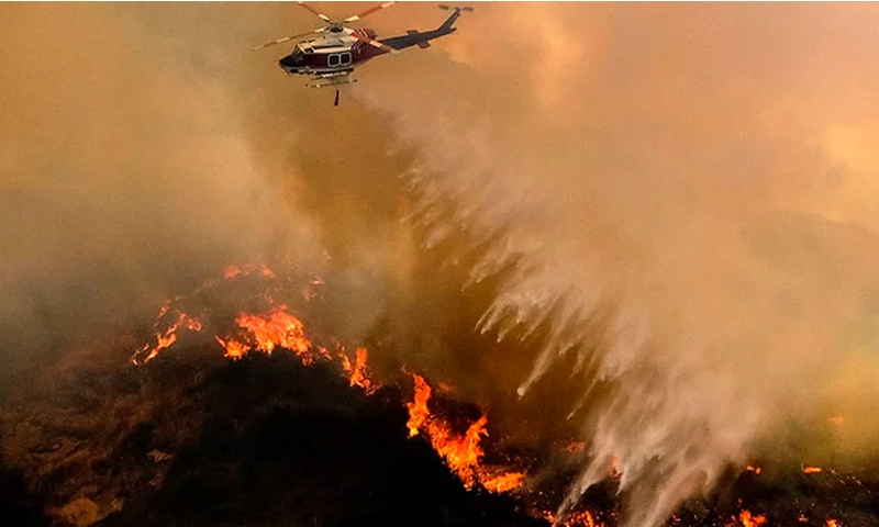 Fresh blazes erupt in US