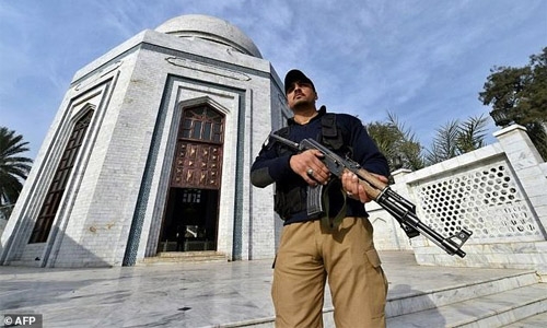 Seven killed as three suicide bombers attack Pakistan court