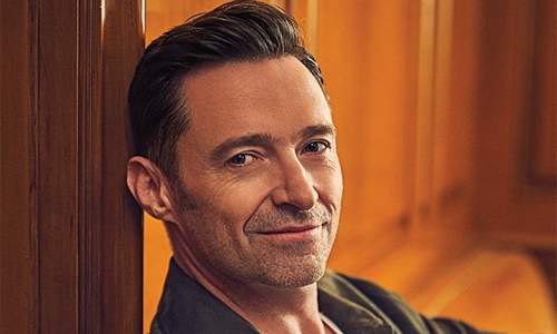 Hugh Jackman surprises fans by serving coffee, giving autographs Hugh Jackman surprises fans by serving coffee, giving autographs