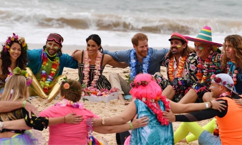 Royals Harry and Meghan go barefoot on Bondi Royals Harry and Meghan go barefoot on Bondi