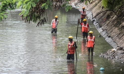 Frantic search for toddler who fell into Mumbai drain Frantic search for toddler who fell into Mumbai drain
