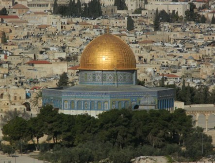 French tourist assaulted after waving Israel flag at Al Aqsa French tourist assaulted after waving Israel flag at Al Aqsa