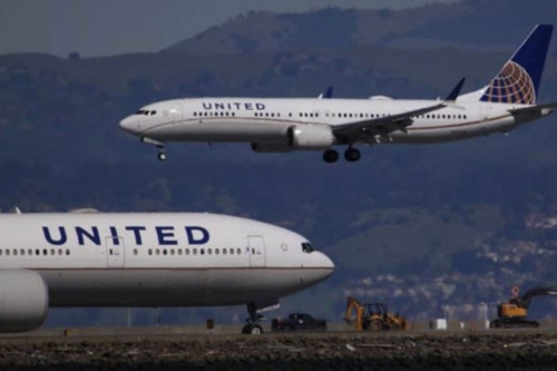 Passenger jet clips lamppost, truck while landing at Newark Passenger jet clips lamppost, truck while landing at Newark
