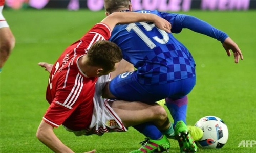 Russia, Poland ease to friendly wins