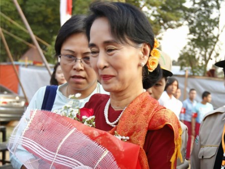 Suu Kyi urges 'brave' votes, touts constituency development