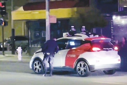 US cops pull over driverless car after illegal U-turn