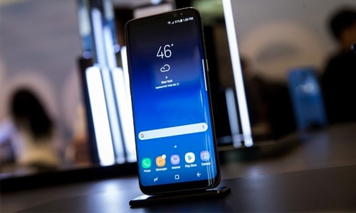 Samsung to update software over 'red screen' smartphone