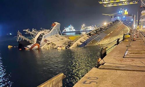 Huge ship sinks at Turkey port