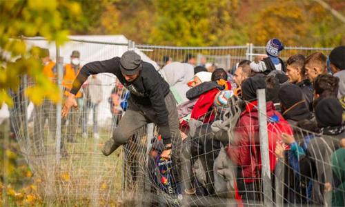 Migrant crisis threatens Schengen as Austria announces border fence