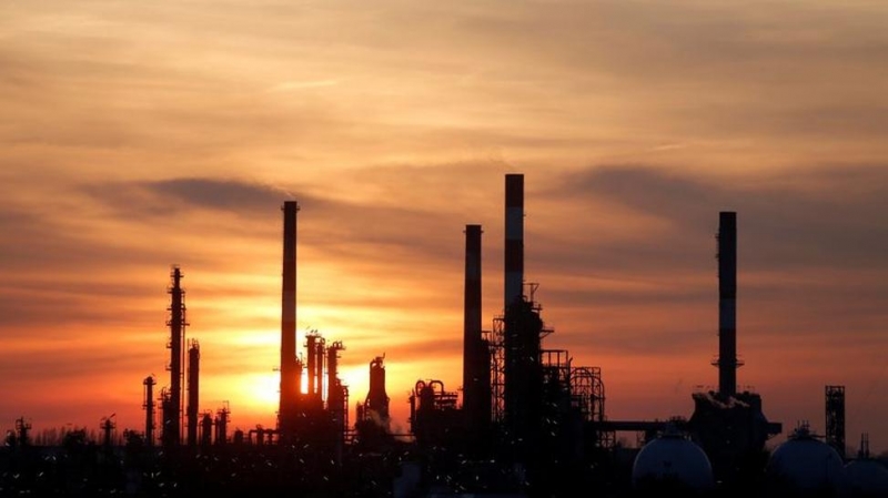Global oil refiners to deepen output cuts