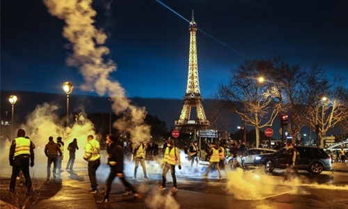 Macron calls for order after ‘yellow vest’ attack on police Macron calls for order after ‘yellow vest’ attack on police