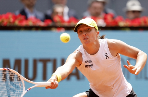 Swiatek battles through Madrid blackout Swiatek battles through Madrid blackout