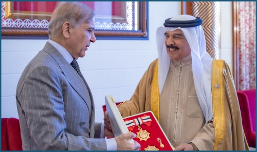 HM King Hamad Awards Pakistan’s Prime Minister the Order of Bahrain