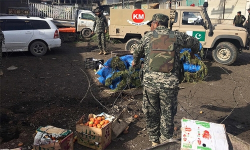 Pakistan market bomb  kills 20, 40 injured