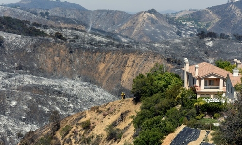 Dead trees, dry earth: Western US a tinderbox