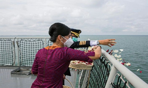 Families of Indonesia jet crash victims hold memorial at sea