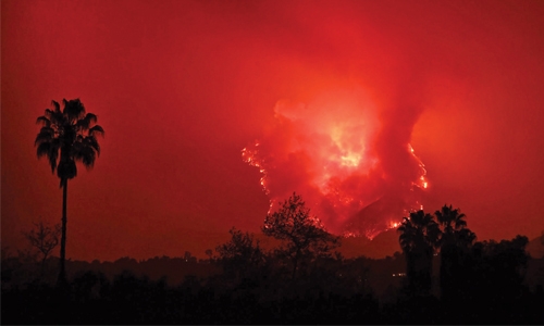 Winds fuel California wildfire 