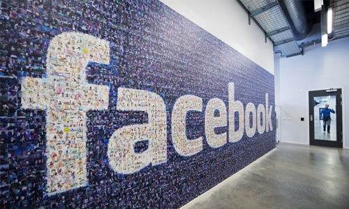 Facebook losing teens to Instagram-Snapchat