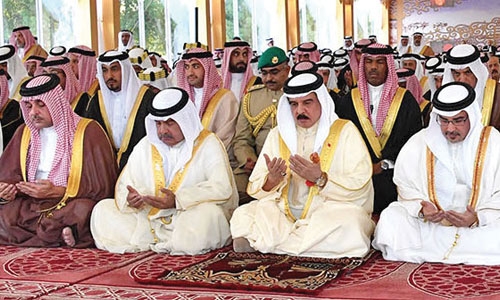 King performs Eid prayers
