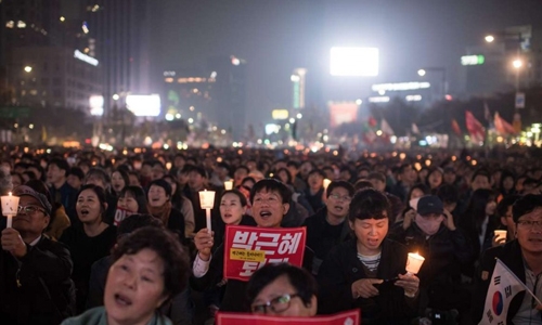 Fresh protest pushes defiant S. Korea president to resign