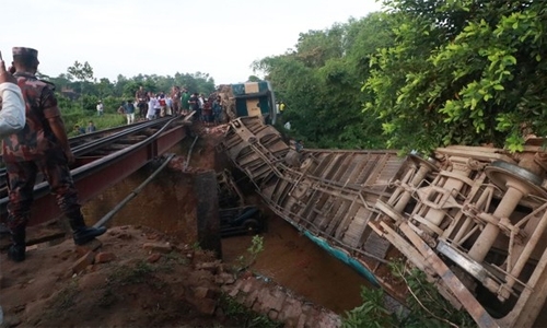 Bridge collapse sends Bangladesh train plunging Bridge collapse sends Bangladesh train plunging