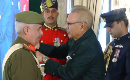 Pakistan President confers Medal of Excellence on Bahrain National Guard Commander