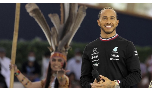 F1 star Hamilton to change name to honour mother