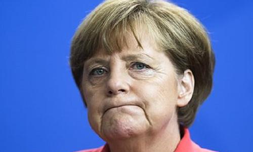 Rival blasts Merkel for party infighting on refugees
