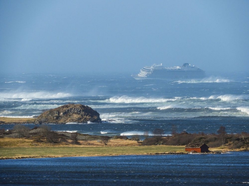 Norway airlifting 1,300 passengers off cruise ship